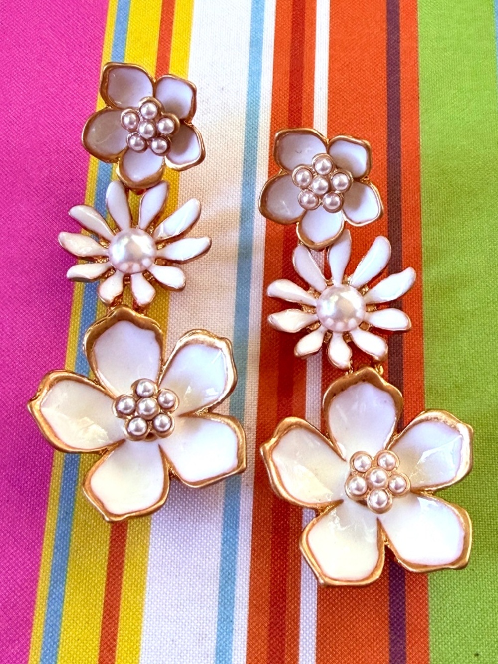 Oscar de la Renta Flower Earrings✨White Enamel Gold Floral ✨Triple Flower Dangle - Picture 4 of 17